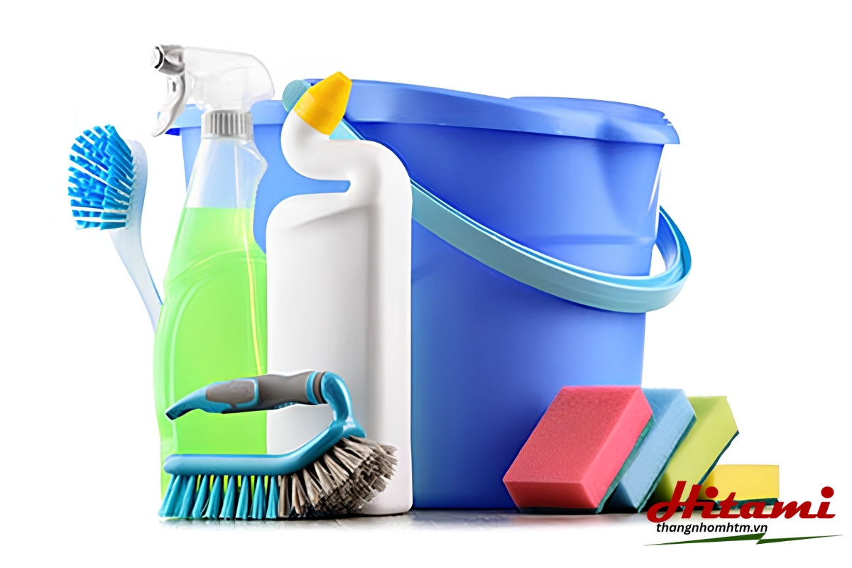 Chuẩn bị dụng cụ vệ sinh